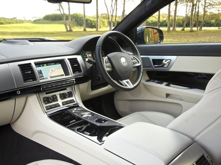  Jaguar XF Sportbrake 2012 года  (UK) (фото 4 из 13)